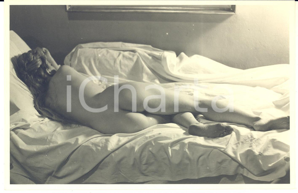 1960 ca VINTAGE EROTIC Nude woman on the bed - Photo Raymond VAN DOREN 18x12 Fotografia originale di Raymond Van Doren, stampata su carta pesante.FORMATO: 18x12 cmCONDIZIONI: G    originale e autentica 1