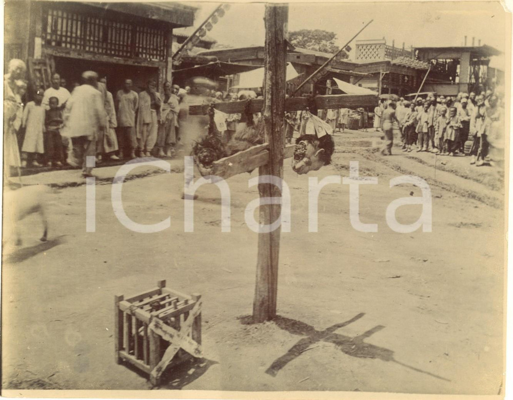 1910 ca CHINA DEATH PENALTY - Public pillory - RARE photo 17x13 cm Fotografia originale d'epoca.FORMATO: 17x13 cmCONDIZIONI: FAIR (minima mancanza angolare e difetti di stampa)    originale e autentica 1
