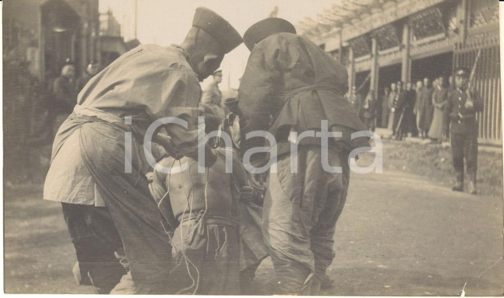 1910 ca CHINA DEATH PENALTY Condemned man with soldiers - RARE photo 15x9 cm Fotografia originale d'epoca.FORMATO: 15x9 cmCONDIZIONI: FAIR (piegatura angolare con minimo strappo)    originale e autentica 1