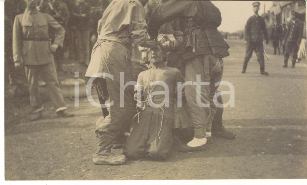 1910 ca CHINA DEATH PENALTY Condemned man tied with ropes - RARE photo 14x9 cm Fotografia originale d'epoca.FORMATO: 14x9 cmCONDIZIONI: G    originale e autentica 1