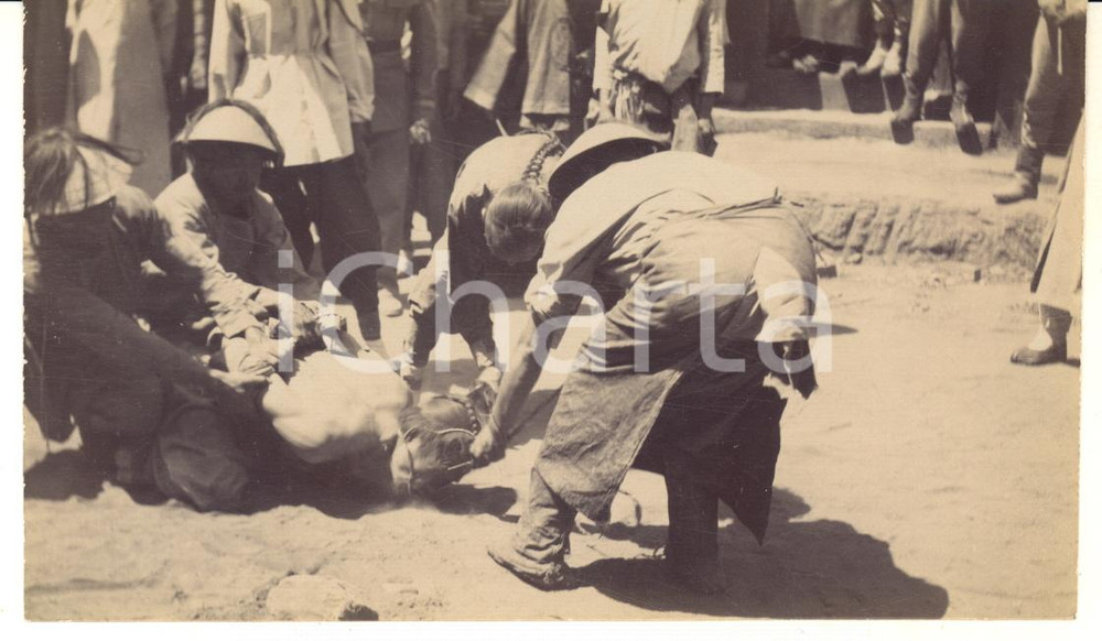 1910 ca CHINA DEATH PENALTY Condemned man held in place - RARE photo 14x8 cm Fotografia originale d'epoca.FORMATO: 14x8 cmCONDIZIONI: G    originale e autentica 1