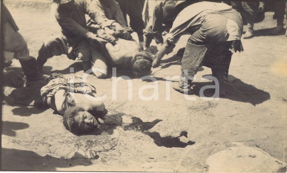 1910 ca CHINA DEATH PENALTY Executions in a public square - RARE photo 14x9 cm Fotografia originale d'epoca.FORMATO: 14x9 cmCONDIZIONI: G (ma lievi aloni e difetti di stampa)    originale e autentica 1