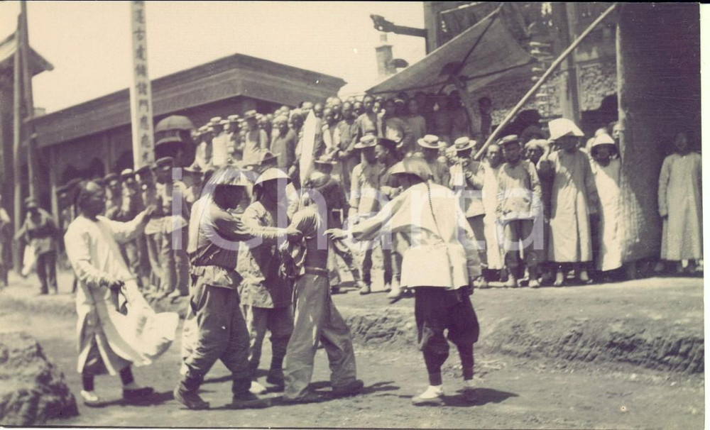 1910 ca CHINA DEATH PENALTY Condemned man led to the hangman (1) RARE photo 14x8 Fotografia originale d'epoca.FORMATO: 12x9 cmCONDIZIONI: G (ma margini lievemente rifilati)    originale e autentica 1