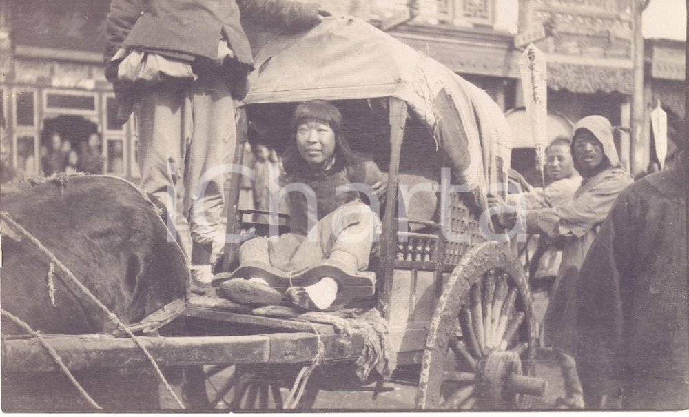 1910 ca CHINA DEATH PENALTY Transportation of a condamned woman *RARE photo 14x8 Fotografia originale d'epoca.FORMATO: 14x8 cmCONDIZIONI: G     originale e autentica 1