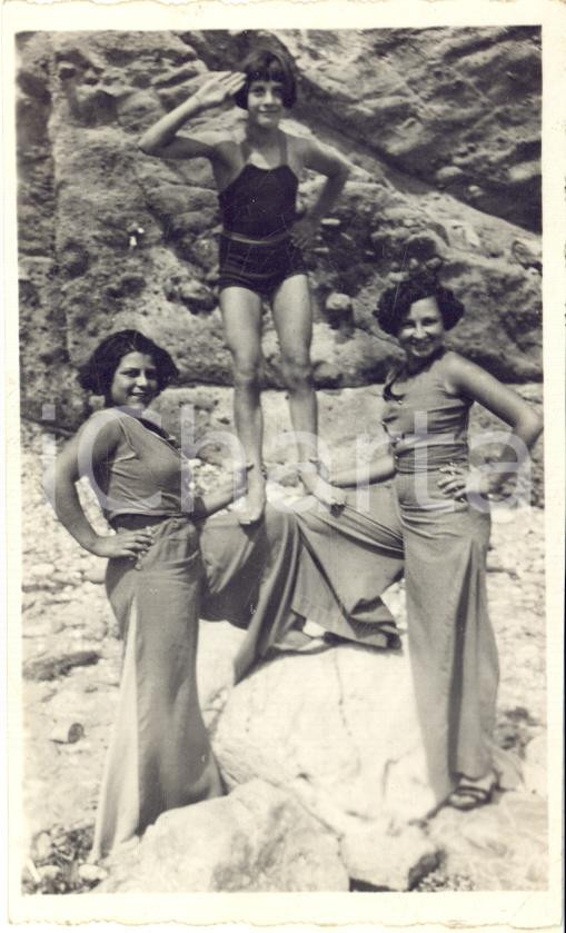 1960 ca COSTUME MARE Bambina in equilibrio su due donne - Foto CURIOSA 6x11 cm Fotografia originale d'epoca.FORMATO: 6x11 cmCONDIZIONI: FAIR (piccola piegatura angolare)    originale e autentica 1