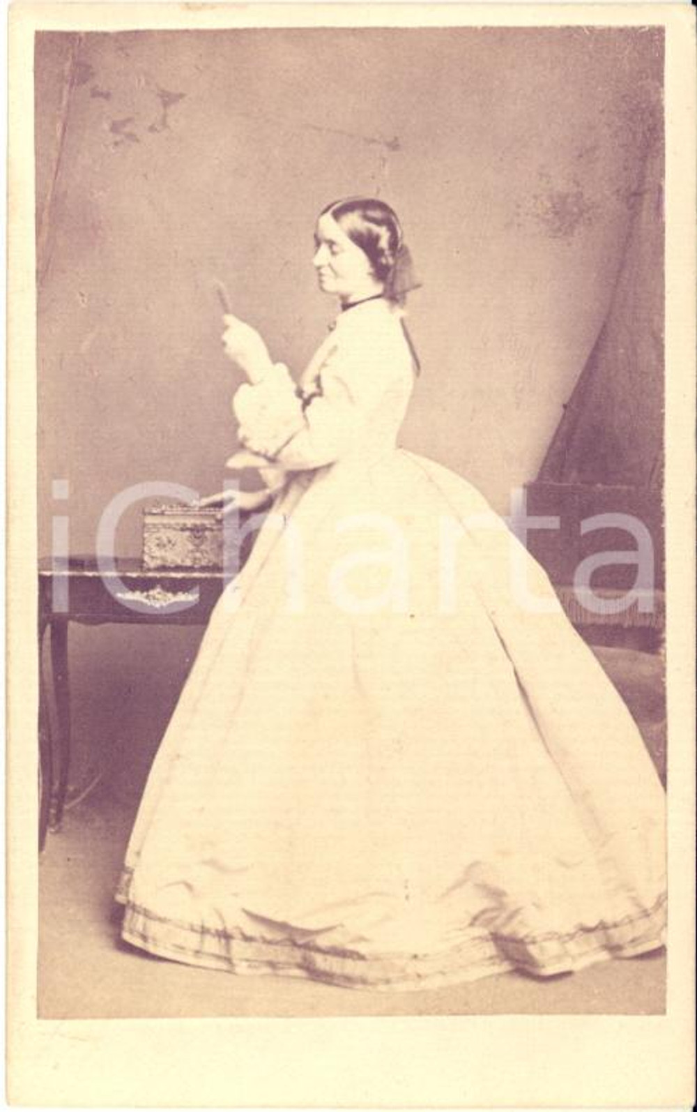 1870 ca LONDON Portrait of a lady in a white dress *Photo BASSANO Victorian CDV  Fotografia d'epoca, stampata all'albumina, su cartoncino rigido.FOTOGRAFO: Alexander Bassano - 122, Regent's Street, LondonCONDIZIONI: GFORMATO: CDV    originale e autentica 1