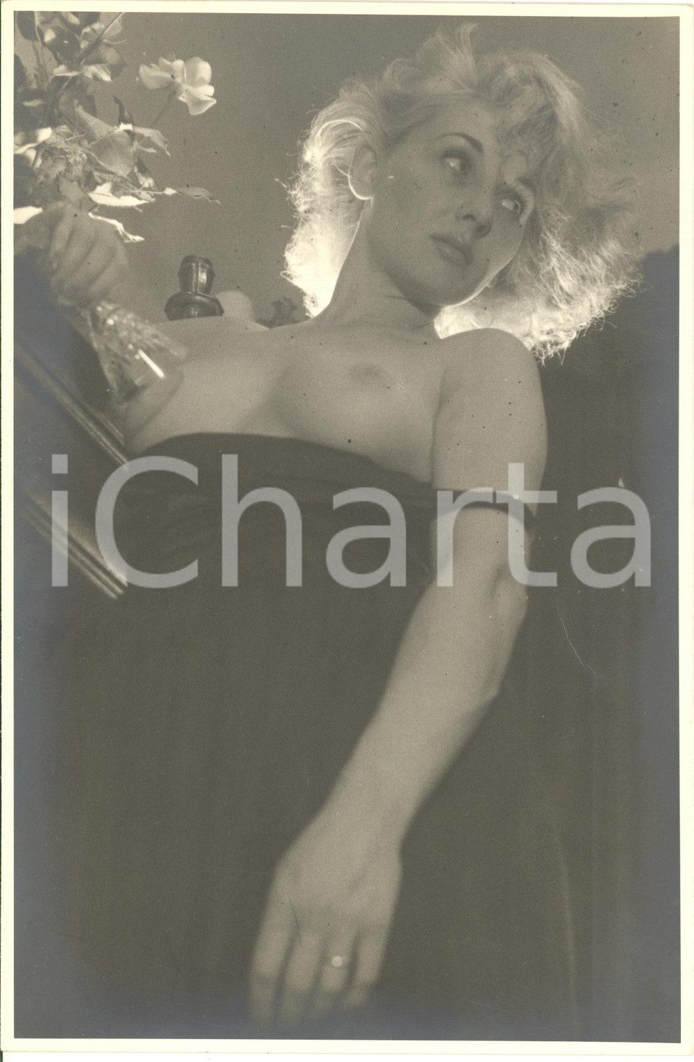 1960 ca VINTAGE EROTIC Half-naked woman with a glass - Photo Raymond VAN DOREN Fotografia originale di Raymond Van Doren, stampata su carta pesante.FORMATO: 15x23 cmCONDIZIONI: G    originale e autentica 1