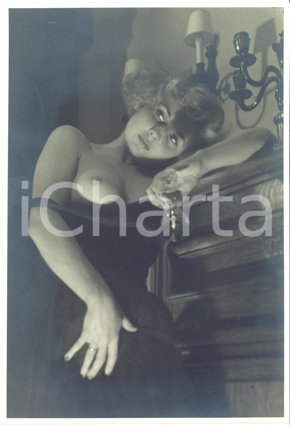 1960 ca VINTAGE EROTIC Half-naked woman with a glass (2) Photo Raymond VAN DOREN Fotografia originale di Raymond Van Doren, stampata su carta pesante.FORMATO: 15x22 cmCONDIZIONI: G    originale e autentica 1