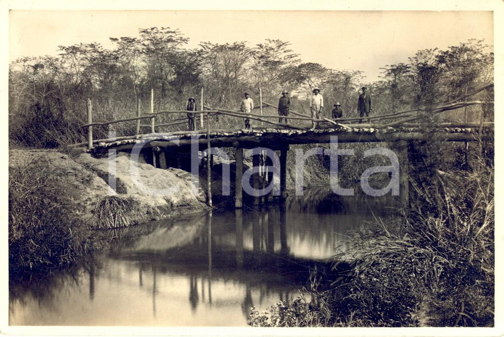 1935 ca CONGO BELGE Pont de la LUALABA (?) - Photo ANIMEE 15x10 cm Fotografia originale d'epoca, con didascalia manoscritta al verso.CONDIZIONI: FAIR (piegatura angolare; lievi fioriture al verso)FORMATO: 15x10 cm    originale e autentica 1