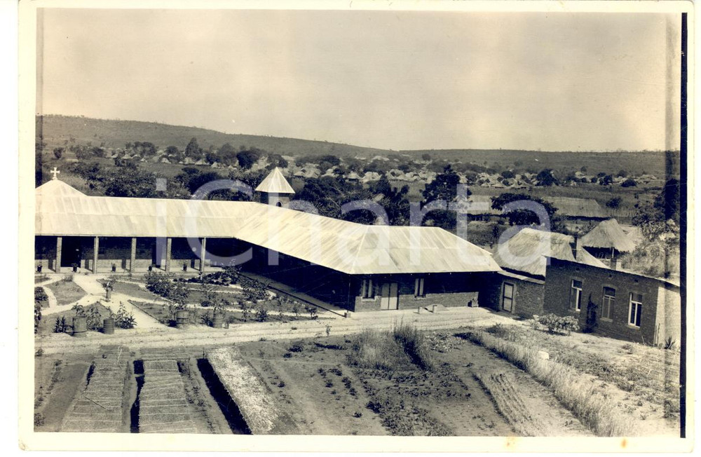 1935 ca BUNKEYA (CONGO) Monastero e villaggio MWENDA - Foto 15x10 cm Fotografia originale d'epoca, con didascalia manoscritta al verso.CONDIZIONI: FAIR (difetti di stampa e piccole macchie al margine inferiore; minima smussatura angolare)FORMATO: 15x10 cm    originale e autentica 1