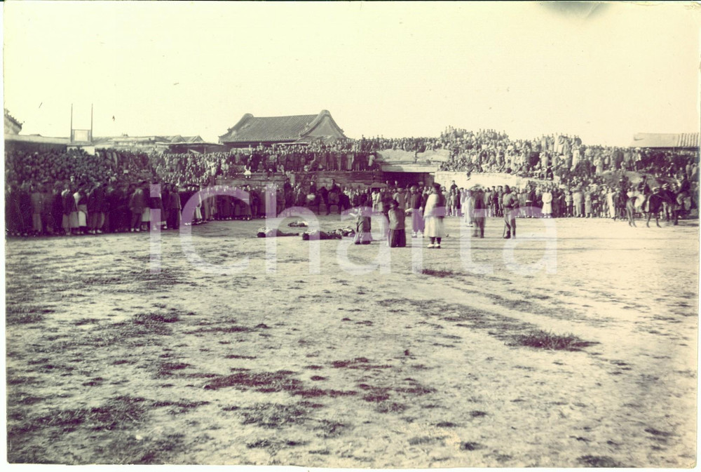 1910 ca CHINA DEATH PENALTY - Execution in a public square - RARE photo 20x14 cm Fotografia originale d'epoca.FORMATO: 20x14 cmCONDIZIONI: G (minima sbrecciatura marginale)    originale e autentica 1