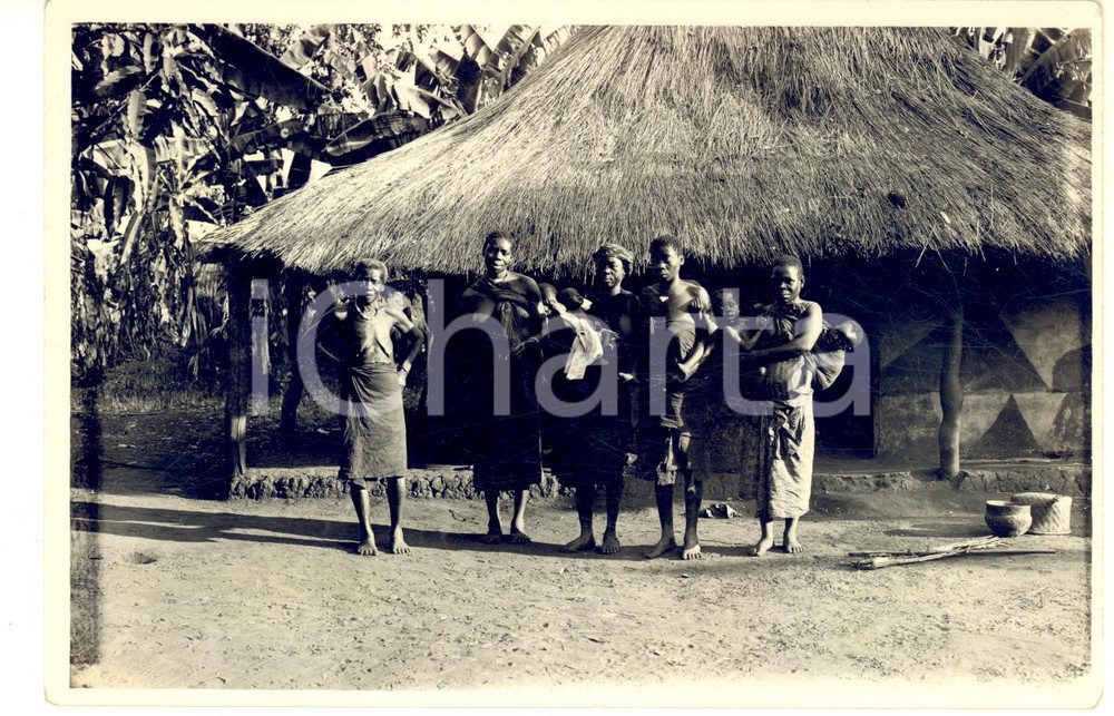 1935 ca Area di BUNKEYA (CONGO) Donne e bambini in un villaggio - Foto 15x10 cm Fotografia originale d'epoca, con didascalia manoscritta al verso.CONDIZIONI: G (piccoli difetti di stampa; lievi ingiallimenti al verso)FORMATO: 15x10 cm    originale e autentica 1