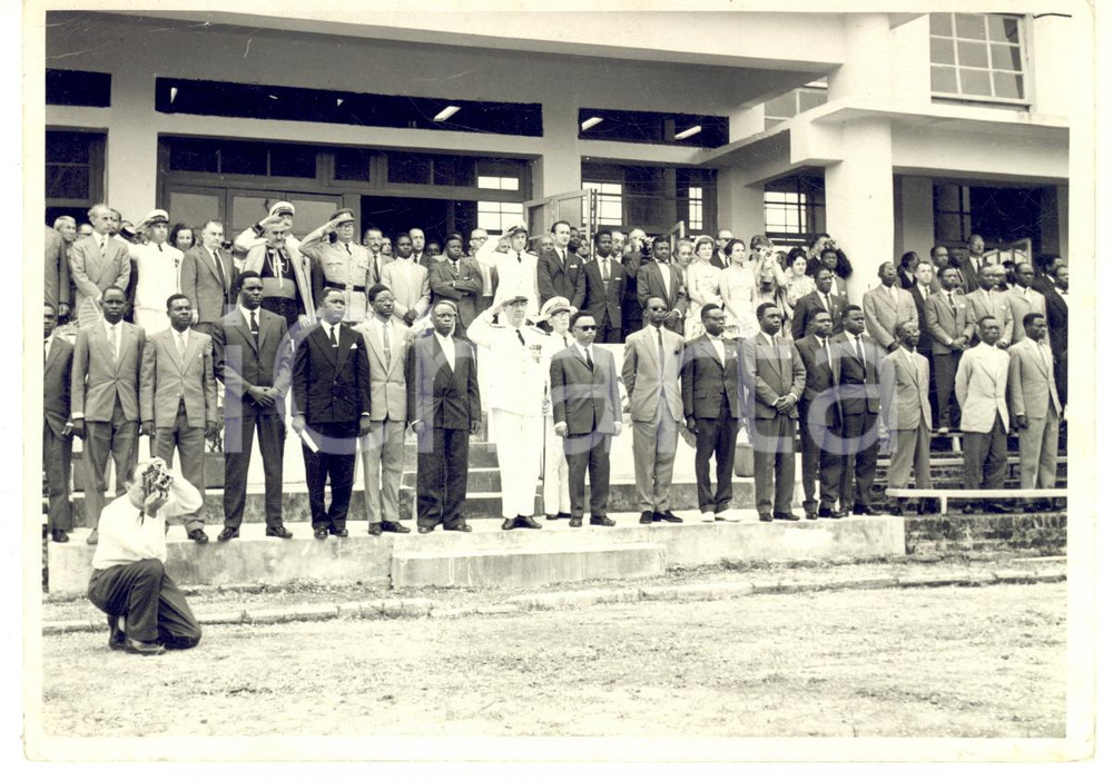 1960 CONGO Cérémonie de province - Passation de pouvoirs - Photo 15x10 cm Fotografia originale d'epoca, con didascalia manoscritta al verso.Si tratta di una cerimonia di passaggio di consegne, con autorit&agrave; locali. Sono citati Charles Badjako (ministro dell'agricoltura locale), un fratello di Lumumba, e in fondo, il funzionario Lambinet de G&eacute;ronville.CONDIZIONI: POOR (piegature diffuse)FORMATO: 15x10 cm    originale e autentica 1