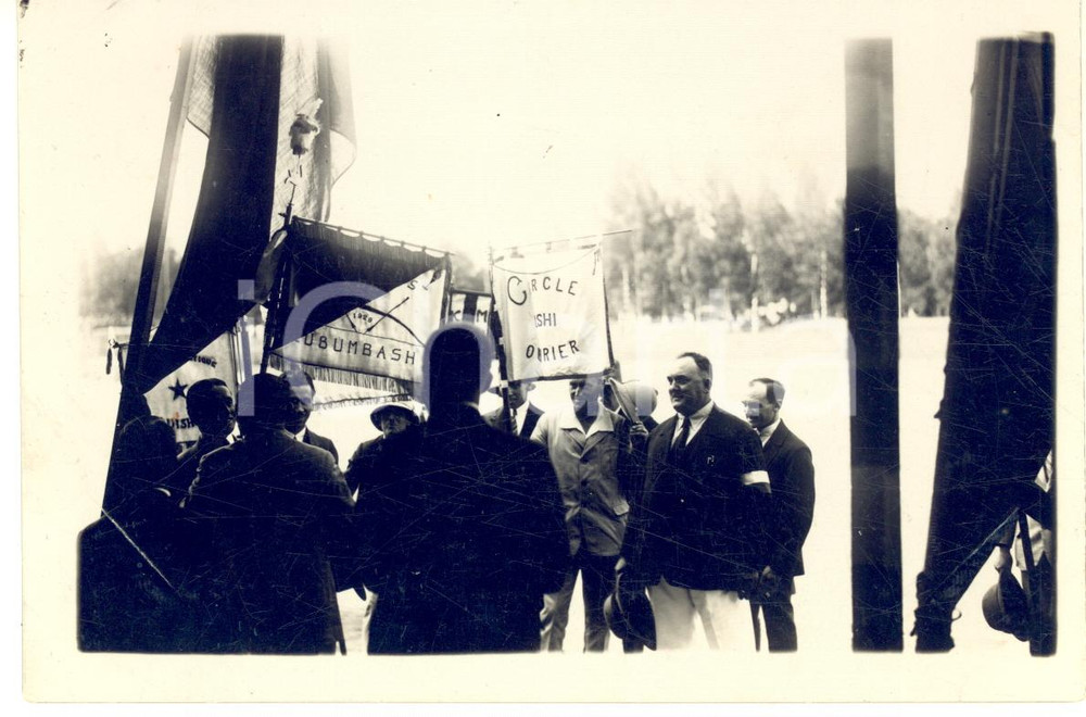 1930 ca CONGO BELGE - LUBUMBASHI - Circoli per europei - Foto 15x10 cm Fotografia originale d'epoca, che mostra i membri di alcune associazioni ricreative per gli europei residenti a Lubimbashi, tra i quali gli arcieri e il circolo operaio.CONDIZIONI: POOR (piegature evidenti)FORMATO: 15x10 cm    originale e autentica 1