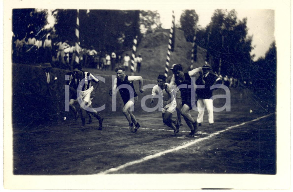 1935 ca s.l. SPORT ATLETICA CORSA Partenza di una gara giovanile - Foto 15x10 cm Fotografia originale d'epoca.CONDIZIONI: POOR (piegature evidenti; minima sbrecciatura al margine superiore)FORMATO: 15x10 cm    originale e autentica 1