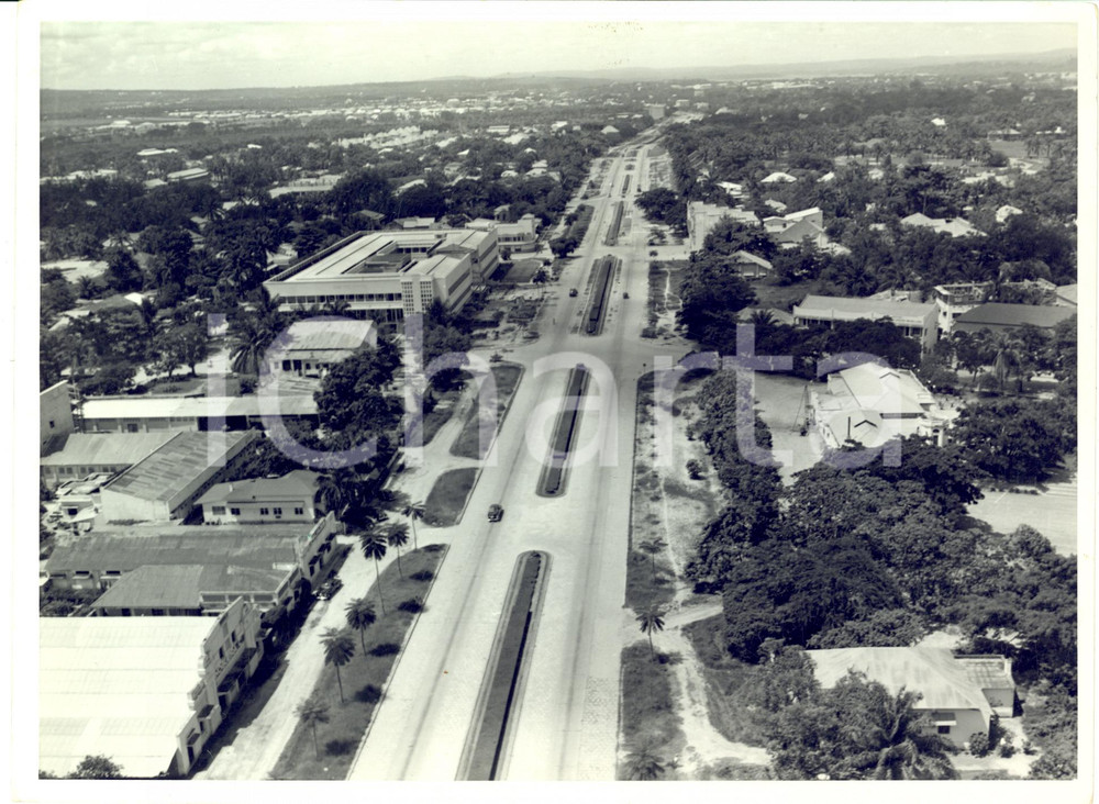 1951 LEOPOLDVILLE (CONGO) Vue aérienne - Bd Albert Ier et nouvelle Poste - Photo  Fotografia d'epoca, che reca al verso la didascalia originale.FOTOGRAFO: H. Goldstein - CongopresseCONDIZIONI: FAIR (lievi piegature)FORMATO: 24x18 cm     originale e autentica 1