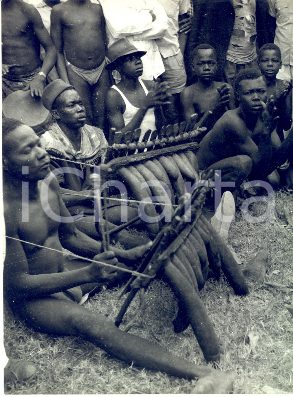 1960 ca CONGO OUBANGUI Joueurs de balafon - Photo Michel MAKO 18x24 cm  Fotografia d'epoca, con timbro al verso.FOTOGRAFO: Michel MakoCONDIZIONI: FAIR (evidenti difetti di stampa)FORMATO: 18x24 cm     originale e autentica 1