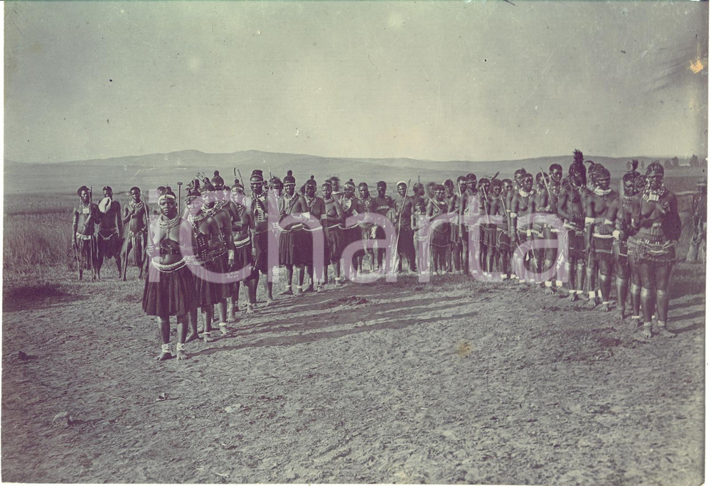 1910 ca SOUTH AFRICA Indigenous people of a village  - Photo William LAWS CANEY  Fotografia d'epoca, con timbro al verso.FOTOGRAFO: William Laws Caney- MaritzbergCONDIZIONI: G (ma minima macchia e difetti di stampa)FORMATO: 20x14 cm     originale e autentica 1