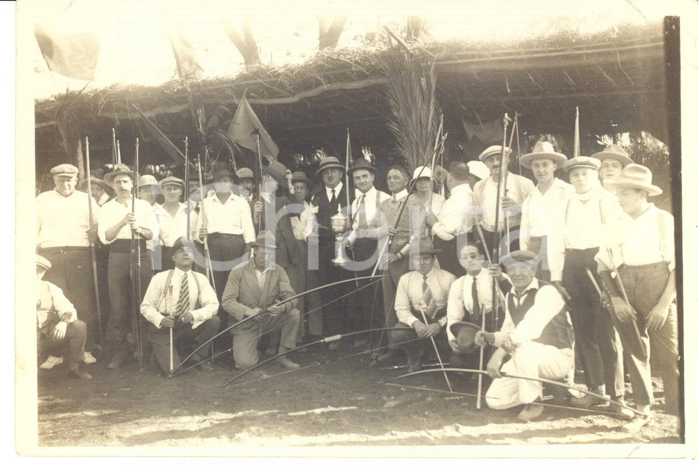 1935 ca s.l. SPORT TIRO CON L'ARCO Premiazione - Foto  di gruppo 15x10 cm Fotografia originale d'epoca.CONDIZIONI: POOR (piegature)FORMATO: 15x10 cm    originale e autentica 1