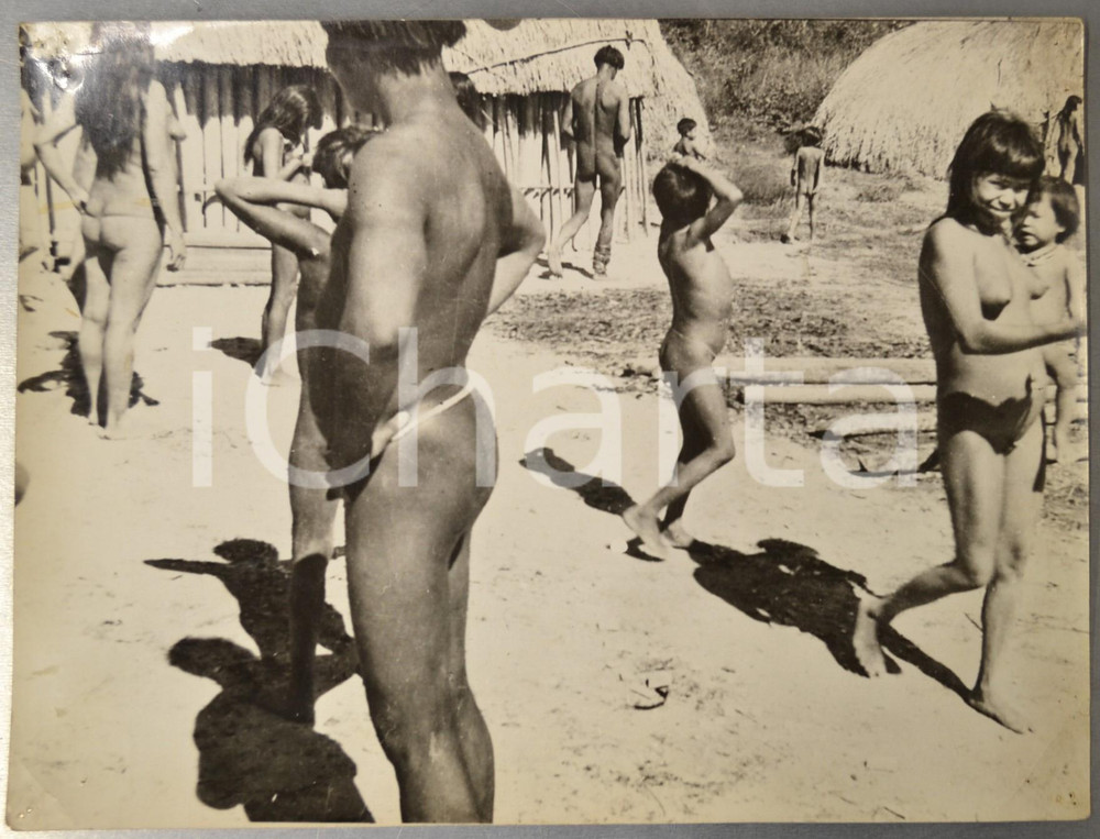 1954 CINEMA "L'Amazone nue" di Zygmunt Sulistrowski - Foto di scena 30x23 cm  Fotografia originale, con timbri al verso.CONDIZIONI: POOR (piegature angolari con piccoli fori di affissione)FORMATO: 30x23 cm     originale e autentica 1