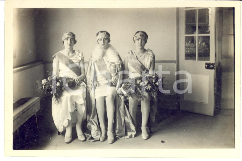 1929 s.l.  CONCORSO DI BELLEZZA Ritratto delle tre vincitrici - Foto 15x10 cm Fotografia originale d'epoca.CONDIZIONI: POOR (piegature e strappo di 1 cm al margine inferiore)FORMATO: 15x10 cm    originale e autentica 1