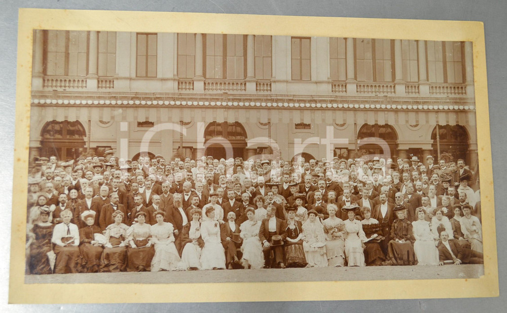 1910 ca BELGIQUE (?) Ritratto di gruppo in una piazza - Foto VINTAGE 32x19 cm  Pregevole fotografia d'epoca, su cartoncino.CONDIZIONI: G (ma lievi fioriture al cartoncino; residui cartacei al verso)FORMATO: 32x19 cm     originale e autentica 1