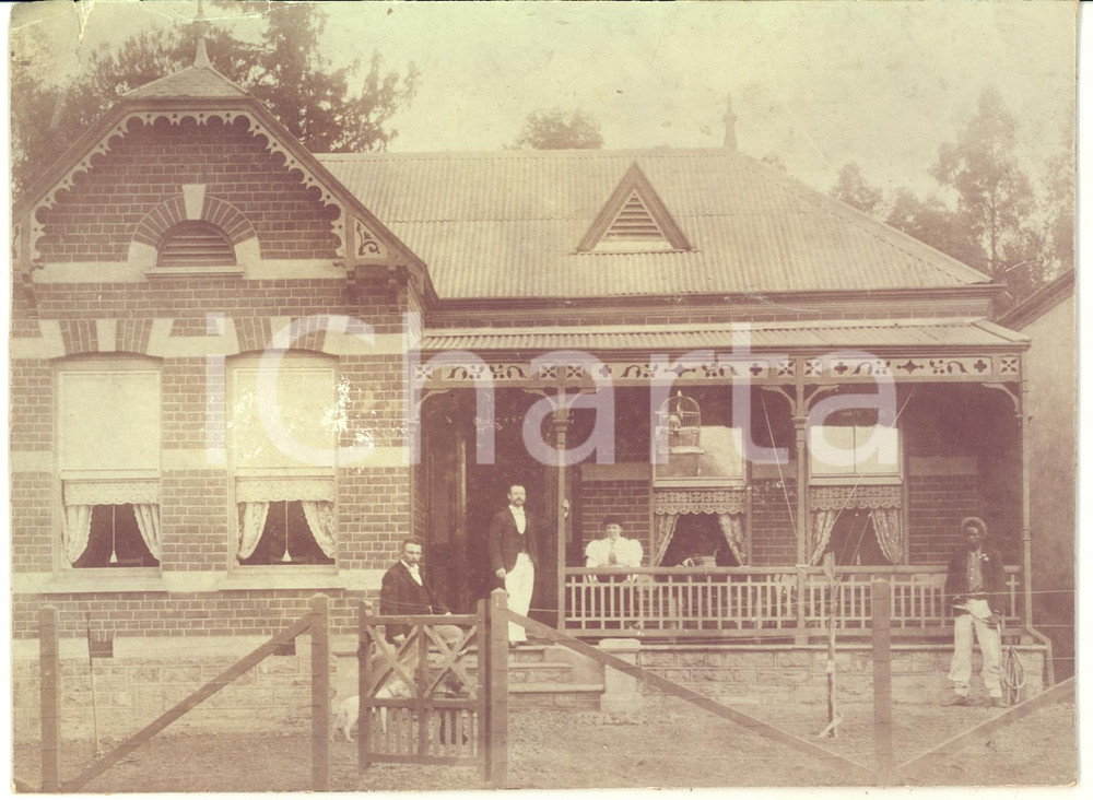 1890 ca USA Ritratto di famiglia in villa con un domestico - Foto VINTAGE 21x16 Fotografia originale d'epoca, montata su cartoncino rigido.CONDIZIONI: POOR (piegature al margine superiore, con minimo strappo; abrasioni superficiali; residui cartacei al verso)FORMATO: 17x11 cm    originale e autentica 1