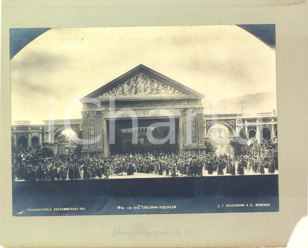 1910 OBERAMMERGAU Passionsspiele - Jesu Einzug in Jerusalem - Photo 26x22 cm Fotografia originale d'epoca, montata su cartoncino rigido.Al verso &egrave; incollata una stampa d'epoca che ritrae la Piazza Rossa di Mosca.CONDIZIONI: POOR (mancanza evidente all'angolo inferiore destro e sbrecciature angolari)FORMATO: 17x11 cm    originale e autentica 1