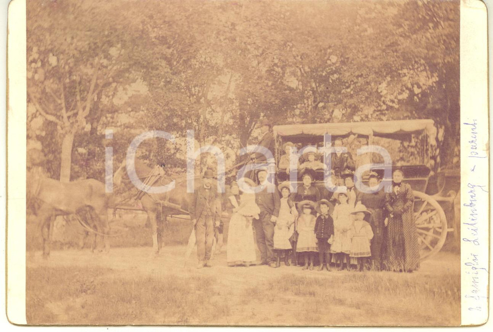 1890 ca s.l. COSTUME Famiglia LEITENBURG e parenti con carrozza - Foto 16x11 cm Fotografia originale d'epoca, montata su cartoncino rigido.CONDIZIONI: G (minime sbrecciature e graffi superficiali)FORMATO: 16x11 cm    originale e autentica 1