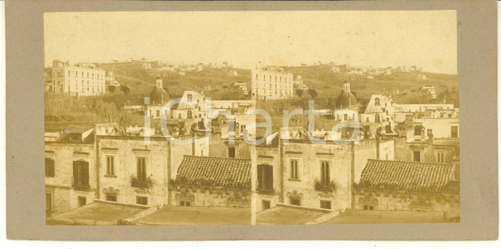 1910 ca NAPOLI Veduta panoramica con il Monte Capone - Foto stereoscopica Fotografia stereoscopica d'epoca, su cartoncino rigido.Didascalia manoscritta al verso in lingua francese.FORMATO: 18x9 cmCONDIZIONI: G     originale e autentica 1