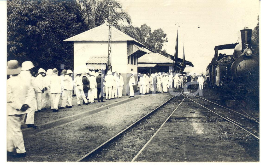 1930 ca CONGO Chemin de fer - Gare de LEOPOLDVILLE - Photo RARE Léopold GABRIEL Rara fotografia originale d'epoca, in formato cartolina postale.Didascalia manoscritta al verso.FOTOGRAFO: L&eacute;opold GabrielFORMATO: 14x9 cmCONDIZIONI: G     originale e autentica 1