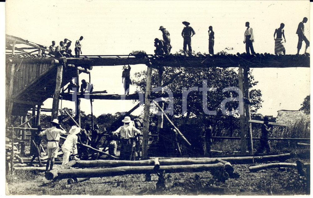 1930 ca CONGO BELGE - Mine d'étain - Photo Léopold GABRIEL  ANIMEE 14x9 cm RPPC Fotografia originale d'epoca, in formato cartolina postale.Didascalia manoscritta al verso.FOTOGRAFO: L&eacute;opold GabrielFORMATO: 14x9 cmCONDIZIONI: G     originale e autentica 1