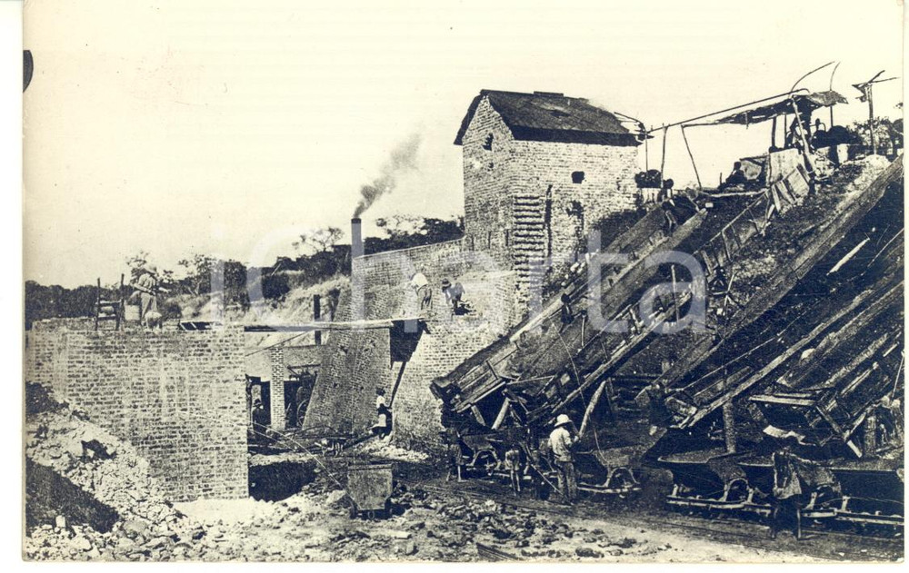 1930 ca CONGO BELGE Mine de charbon - Photo Léopold GABRIEL  ANIMEE 14x9 cm RPPC Fotografia originale d'epoca, in formato cartolina postale.Didascalia manoscritta al verso.FOTOGRAFO: L&eacute;opold GabrielFORMATO: 14x9 cmCONDIZIONI: G     originale e autentica 1
