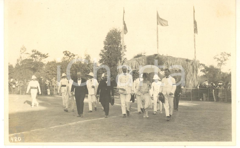 1928 CONGO Visite roi Albert Ier et Elisabeth de Belgique - Photo L. GABRIEL Fotografia originale d'epoca, scattata durante la visita dei sovrani Alberto I ed Elisabetta del Belgio in Congo.Timbro del fotografo al verso.FOTOGRAFO: L&eacute;opold Gabriel - Panda - KatangaFORMATO: 14x9 cmCONDIZIONI: G     originale e autentica 1