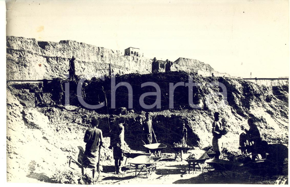 1930 ca CONGO BELGE KAMBOVE Mine de cuivre - Photo Léopold GABRIEL Rare RPPC Fotografia originale d'epoca, in formato cartolina postale.Didascalia manoscritta al verso.FOTOGRAFO: L&eacute;opold GabrielFORMATO: 14x9 cmCONDIZIONI: FAIR (piccolo strappo angolare e minima macchia)    originale e autentica 1