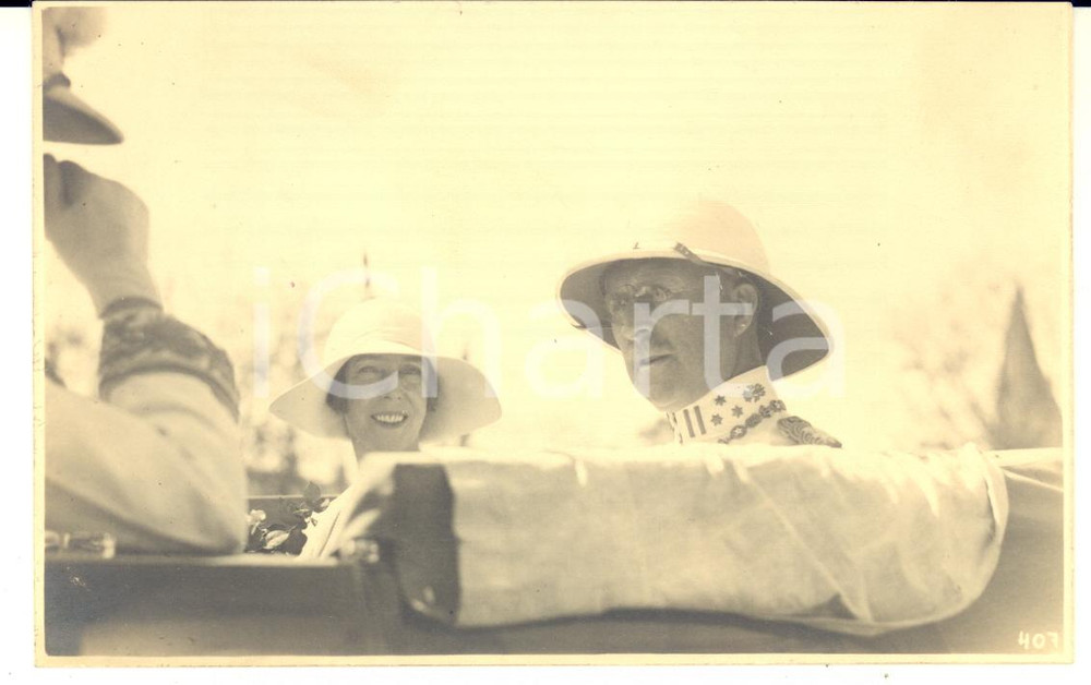 1928 CONGO BELGE Roi Albert I et reine Elisabeth en voiture - Photo L. GABRIEL Fotografia originale d'epoca, scattata durante la visita dei sovrani Alberto I ed Elisabetta del Belgio in Congo.FOTOGRAFO: L&eacute;opold Gabriel FORMATO: 14x9 cmCONDIZIONI: G     originale e autentica 1