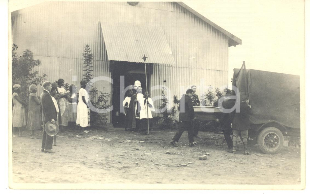1930 ca ELISABETHVILLE (CONGO BELGE) Funérailles (1) Photo Léopold GABRIEL Fotografia originale d'epoca, in formato cartolina postale.FOTOGRAFO: L&eacute;opold Gabriel - ElisabethvilleFORMATO: 14x9 cmCONDIZIONI: G    originale e autentica 1