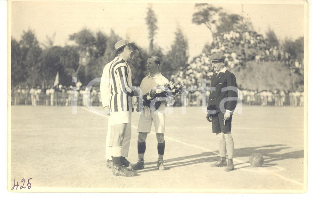 1928 CONGO BELGE Visite roi Albert I - Cérémonie football - Photo L. GABRIEL Fotografia originale d'epoca, scattata durante la visita dei sovrani Alberto I ed Elisabetta del Belgio in Congo.Timbro del fotografo al verso.FOTOGRAFO: L&eacute;opold Gabriel - Panda - KatangaFORMATO: 14x9 cmCONDIZIONI: FAIR (lievi macchie)    originale e autentica 1
