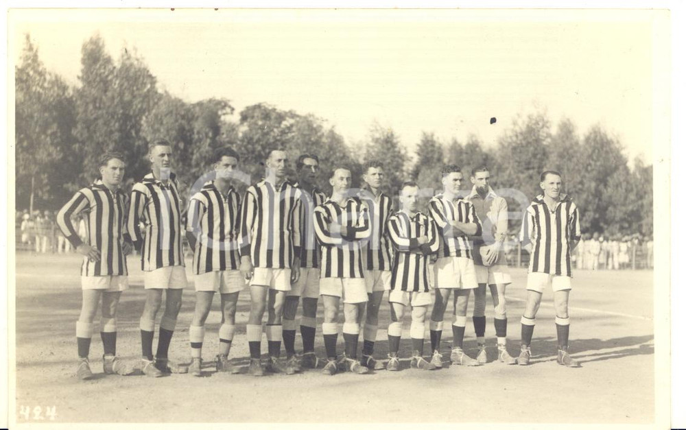 1928 CONGO BELGE Visite roi Albert I - Equipe de football - Photo L. GABRIEL Fotografia originale d'epoca, in formato cartolina postale, scattata durante la visita dei sovrani Alberto I ed Elisabetta del Belgio in Congo.La didascalia manoscritta recita: "Equipe Broken Holl-o".FOTOGRAFO: L&eacute;opold GabrielFORMATO: 14x9 cmCONDIZIONI: G (minima macchia centrale)    originale e autentica 1