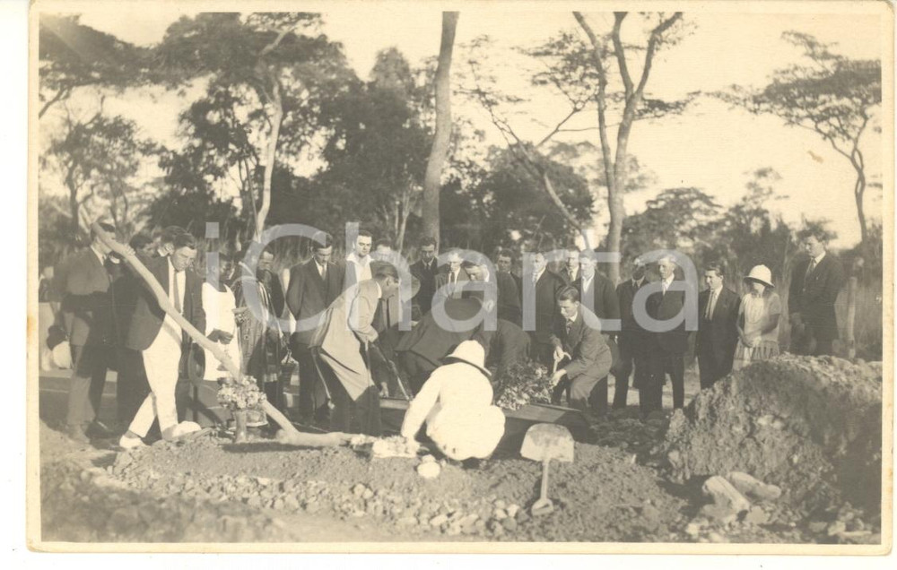 1930 ca ELISABETHVILLE (CONGO BELGE) Funérailles (3) Photo Léopold GABRIEL Fotografia originale d'epoca, in formato cartolina postale.FOTOGRAFO: L&eacute;opold Gabriel - ElisabethvilleFORMATO: 14x9 cmCONDIZIONI: G    originale e autentica 1