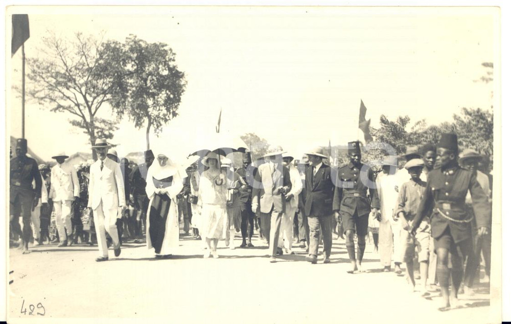 1928 CONGO BELGE Visite roi Albert I et reine Elisabeth  (2) - Photo L. GABRIEL Fotografia originale d'epoca, scattata durante la visita dei sovrani Alberto I ed Elisabetta del Belgio in Congo.La fotografia documenta l'arrivo presso una scuola per ragazze di colore.FOTOGRAFO: L&eacute;opold Gabriel FORMATO: 14x9 cmCONDIZIONI: G     originale e autentica 1
