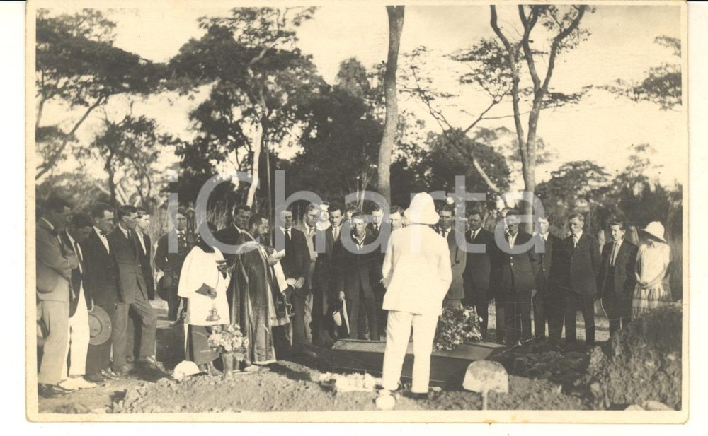 1930 ca ELISABETHVILLE (CONGO BELGE) Funérailles (4) Photo Léopold GABRIEL Fotografia originale d'epoca, in formato cartolina postale.FOTOGRAFO: L&eacute;opold Gabriel - ElisabethvilleFORMATO: 14x9 cmCONDIZIONI: G    originale e autentica 1