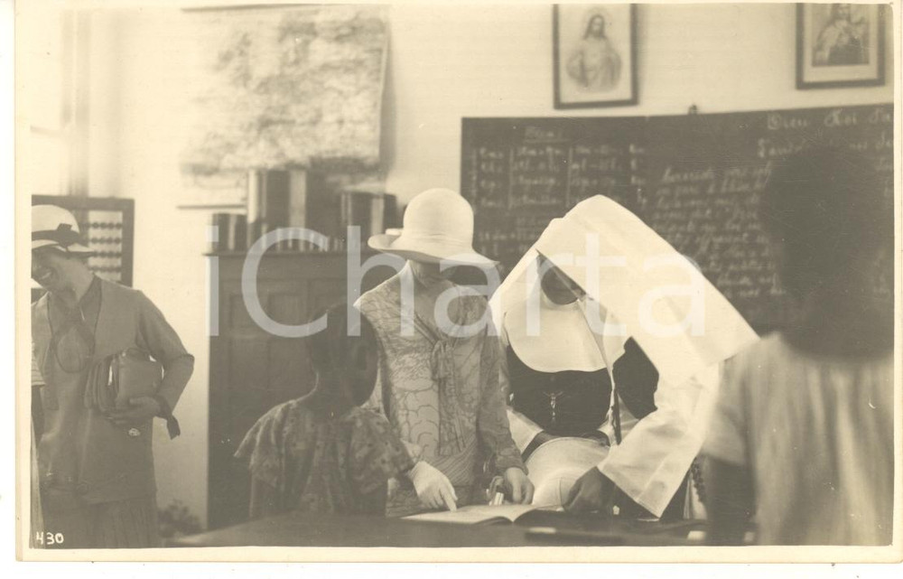 1928 CONGO BELGE Reine Elisabeth - Ecole pour fille noires *Photo L. GABRIEL 430 Fotografia originale d'epoca, scattata durante la visita dei sovrani Alberto I ed Elisabetta del Belgio in Congo.La fotografia documenta l'arrivo presso una scuola per ragazze di colore.FOTOGRAFO: Léopold Gabriel  GOOD/buono  Formato: 14x9 cm originale e autentica 1