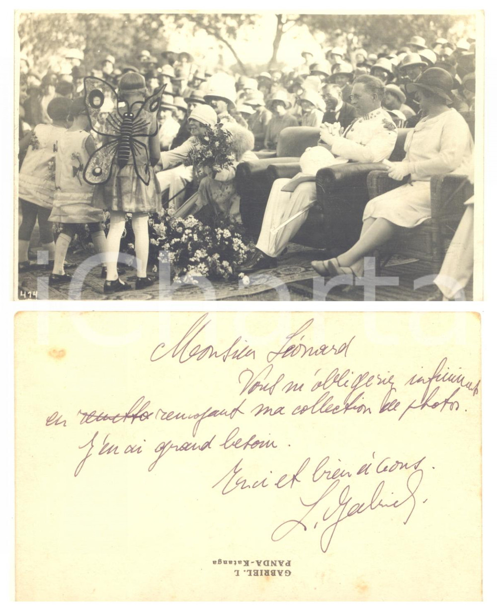 1928 CONGO BELGE Visite roi Albert Ier - Enfants - Photo L. GABRIEL AUTOGRAPHE Fotografia originale d'epoca, scattata durante la visita dei sovrani Alberto I ed Elisabetta del Belgio in Congo.Dedica autografa e timbro del fotografo al verso.FOTOGRAFO: L&eacute;opold Gabriel - Panda - KatangaFORMATO: 14x9 cmCONDIZIONI: G     originale e autentica 1