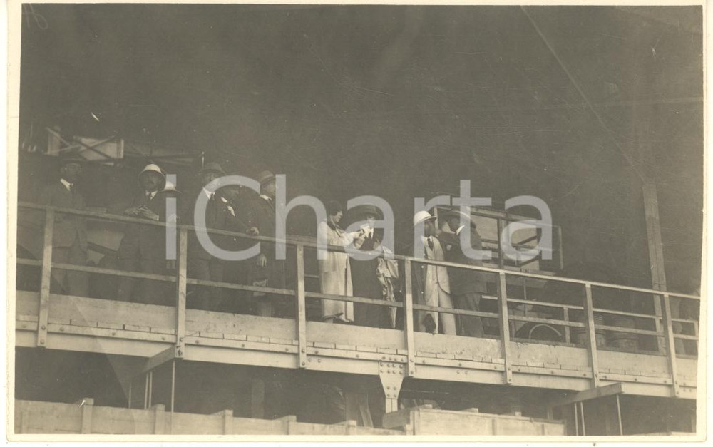 1928 CONGO BELGE Visite roi Albert I reine Elisabeth *Tribune Photo GABRIEL 496 Fotografia originale d'epoca, scattata durante la visita dei sovrani Alberto I ed Elisabetta del Belgio in Congo.Timbro del fotografo al verso.FOTOGRAFO: L&eacute;opold Gabriel - Panda - KatangaFORMATO: 14x9 cmCONDIZIONI: G     originale e autentica 1