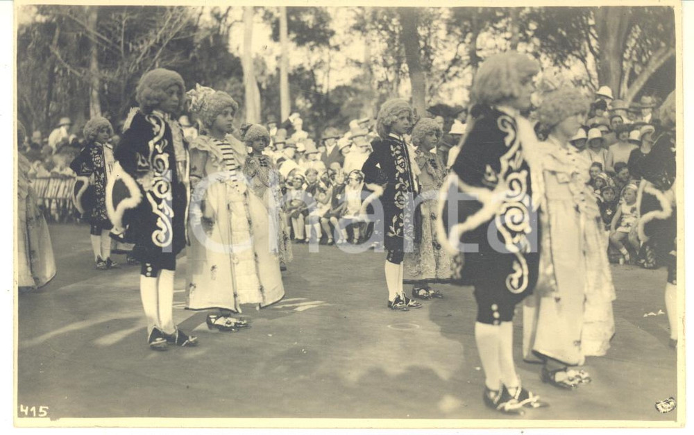 1928 CONGO BELGE Visite roi Albert Ier - Fête enfantine *Photo L. GABRIEL 415 Fotografia originale d'epoca, scattata durante la visita dei sovrani Alberto I ed Elisabetta del Belgio in Congo.FOTOGRAFO: L&eacute;opold Gabriel FORMATO: 14x9 cmCONDIZIONI: G (minimi difetti di stampa)     originale e autentica 1