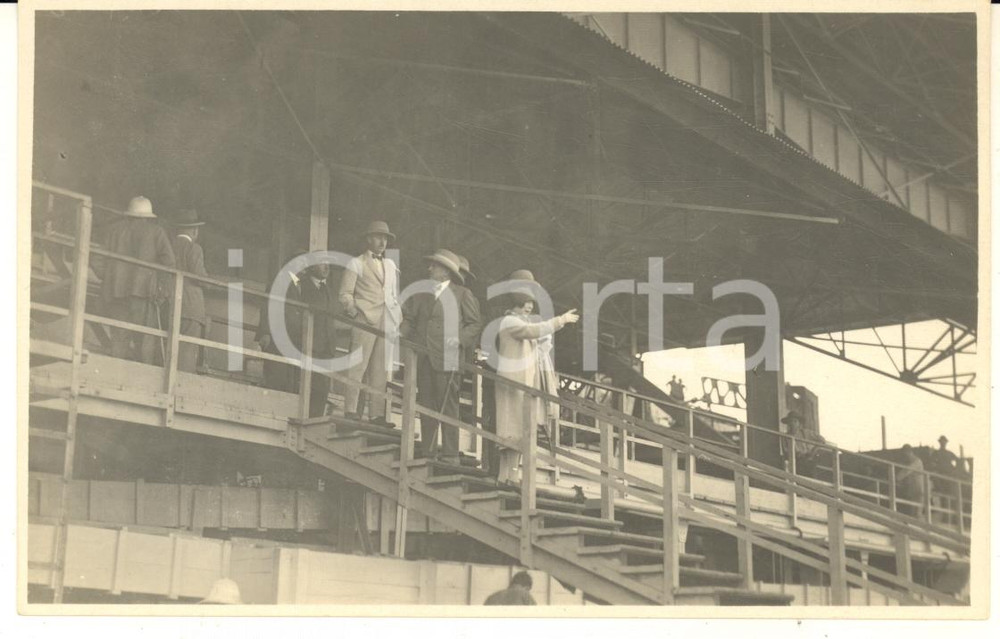 1928 CONGO BELGE Visite roi Albert I reine Elisabeth - Tribune (2) Photo GABRIEL Fotografia originale d'epoca, scattata durante la visita dei sovrani Alberto I ed Elisabetta del Belgio in Congo.Timbro del fotografo al verso.FOTOGRAFO: L&eacute;opold Gabriel - Panda - KatangaFORMATO: 14x9 cmCONDIZIONI: G     originale e autentica 1