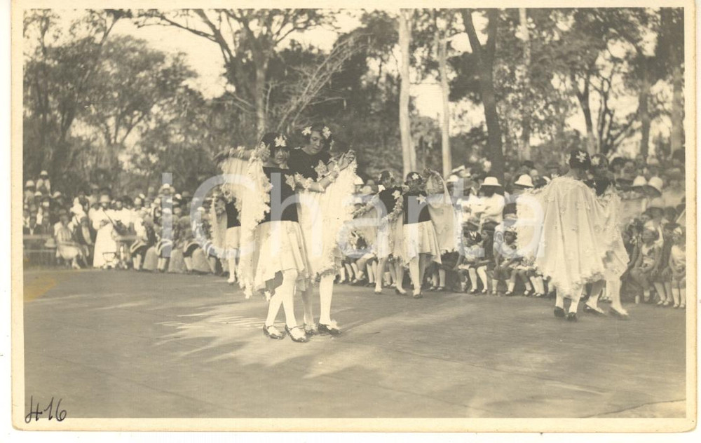 1928 CONGO BELGE Visite roi Albert Ier - Cortège d'enfants -  Photo L. GABRIEL Fotografia originale d'epoca, scattata durante la visita dei sovrani Alberto I ed Elisabetta del Belgio in Congo.Timbro del fotografo al verso.FOTOGRAFO: L&eacute;opold Gabriel - Panda - KatangaFORMATO: 14x9 cmCONDIZIONI: G     originale e autentica 1