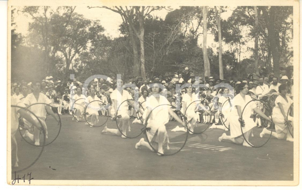1928 CONGO BELGE Visite roi Albert Ier - Cortège filles *Photo GABRIEL 417 (1) Fotografia originale d'epoca, scattata durante la visita dei sovrani Alberto I ed Elisabetta del Belgio in Congo.Timbro del fotografo al verso.FOTOGRAFO: L&eacute;opold Gabriel - Panda - Katanga GOOD/buono  Formato: 14x9 cm originale e autentica 1
