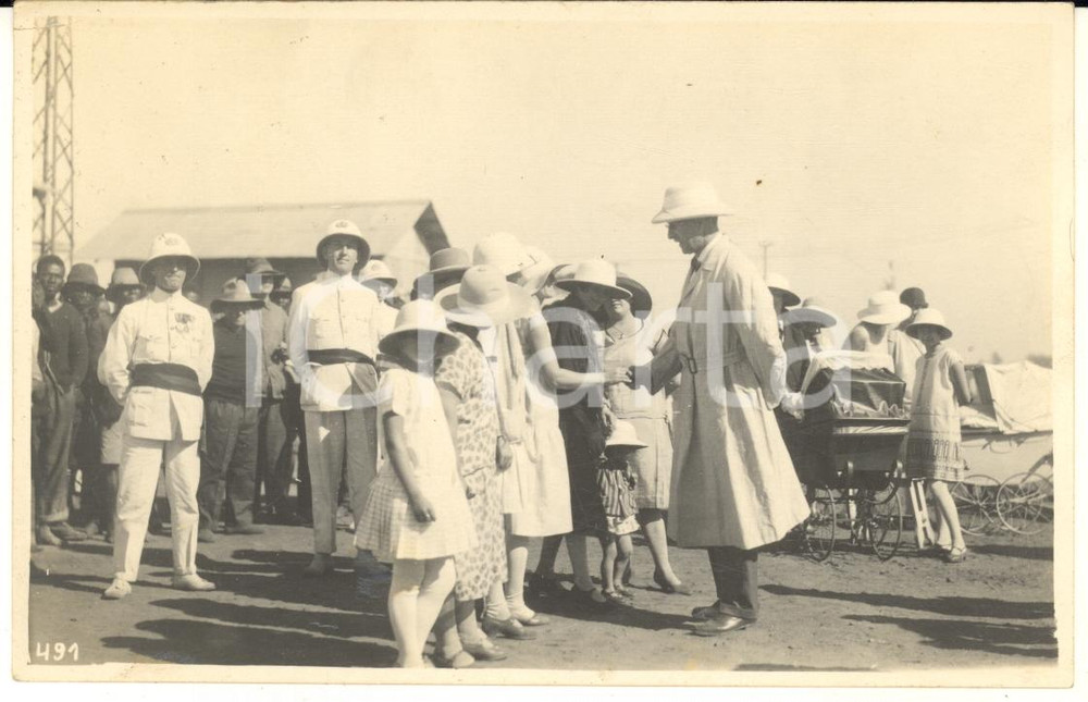 1928 CONGO BELGE Mines du KATANGA - Visite roi Albert Ier - Photo L. GABRIEL 491 Fotografia originale d'epoca, scattata durante la visita dei sovrani Alberto I ed Elisabetta del Belgio in Congo.FOTOGRAFO: L&eacute;opold Gabriel FORMATO: 14x9 cmCONDIZIONI: G (ma lieve piegatura angolare; residui cartacei e di colla al verso)    originale e autentica 1